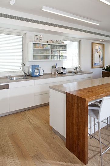 A Penthouse Location: Tel Aviv Architect: Dorith Jaffe Kaminker Photography: Binyamin Adam