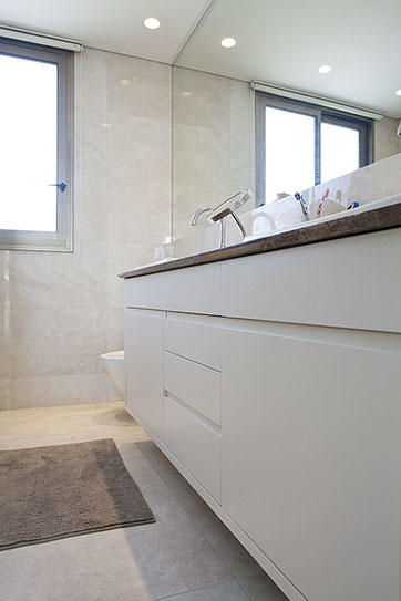 A Penthouse Location: The Mediterranean Sea Architect: Dorith Jaffe Kaminker Photography: Binyamin Adam