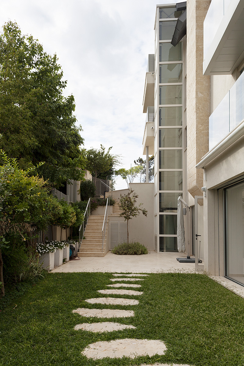 A Penthouse Location: Tel Aviv Architect: Dorith Jaffe Kaminker Photography: Binyamin Adam