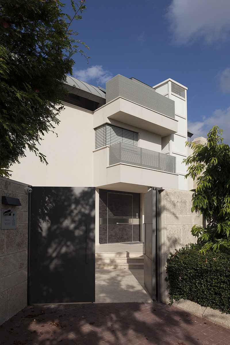 A Penthouse Location: Tel Aviv Architect: Dorith Jaffe Kaminker Photography: Binyamin Adam