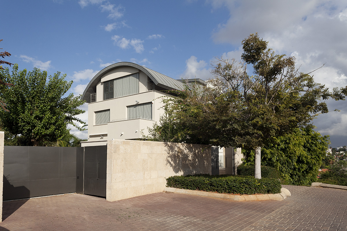 A Penthouse Location: Tel Aviv Architect: Dorith Jaffe Kaminker Photography: Binyamin Adam